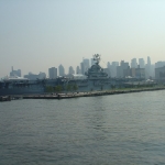 USS Intrepid - pohľad z rieky Hudson