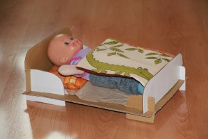 Kartónová postieľka pre bábiku