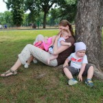 Pod stromom s troma deťmi