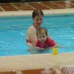 Kika pláva v bazéne