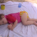 Kika spí na pláži