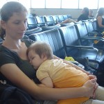 Kika spí na letisku