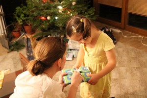 Čítame menovky na darčekoch