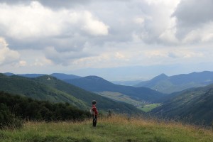 Ondrejko pozerá do doliny